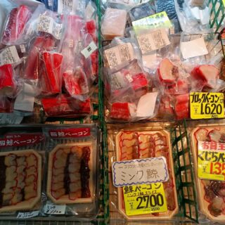 A comprare il Kattedon (ciotola di riso ricoperta di pesce scelto a piacimento) per il pranzo al mercato di Washo. Guai a rinascere pesce in Giappone! 😂
#lovejapan #lovehokkaido #beautifuljapan #hokkaidotrip #lovekushiro #washoichiba
#fish
#kattedon